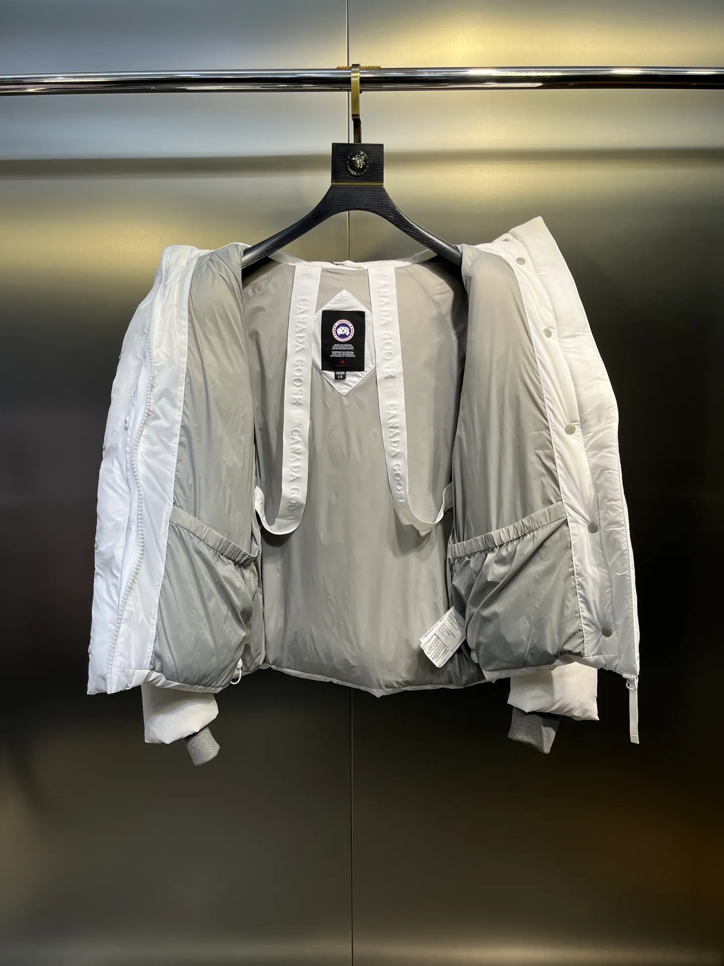 P740 Big Goose Capsule White Label Down Canada Goos* Canada Goose's new limited white label bread jacket, the same style for men and women, filled with 625 fill power white goose down, and the fabric has a satin feel. Suitable for wearing in spring and autumn in various cities, this model has a stand-up collar design, classic and versatile, and has good thermal insulation effect! Fabric + Features: ✅Fabric: 85% polyester, 15% cotton, windproof and waterproof ✅Lining: 100% polyester, windproof and waterproof ✅Filling: 80% pure white duck down, 20% pure white feathers ✅Fillness: 625 ✅Care instructions: Dry cleaning ✅Zipper: Genuine YKK two-way entrance zipper ✅TEI Temperature Feeling Index 1: Lightweight minus 5 degrees to 5 degrees Technology: ✅The fabric is made of CORDURA polyamide fabric, which is a new functional fabric and a leading technological product. The durability is 2 times higher than ordinary nylon fabric. Wear resistance, strong tear resistance, good hand feel and good color. ✅The liner is filled with imported 625 fill power 90 white duck down, the liner is reinforced with anti-runaway velvet liner, and the fly on the front center fly is designed with snap buttons to prevent ventilation and rain. Whether it is hiking, urban walking or polar exploration, this model can help you find the Cana that suits your body, activities and lifestyle. Color: pink, blue, black, white Size: xs-l